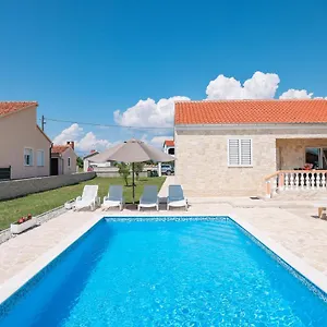 Villa Stone House With Pool, Nin
